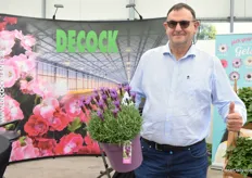 Ludo Decock, Managing Director of Decock Plants, with his Lavendula Fantasia Purple Flame. It is a continuous-flowering variety from spring to late summer. In this period it constantly makes new buds. Available from week 20 to week 35 in pot sizes 10, 13, 17 and 23.